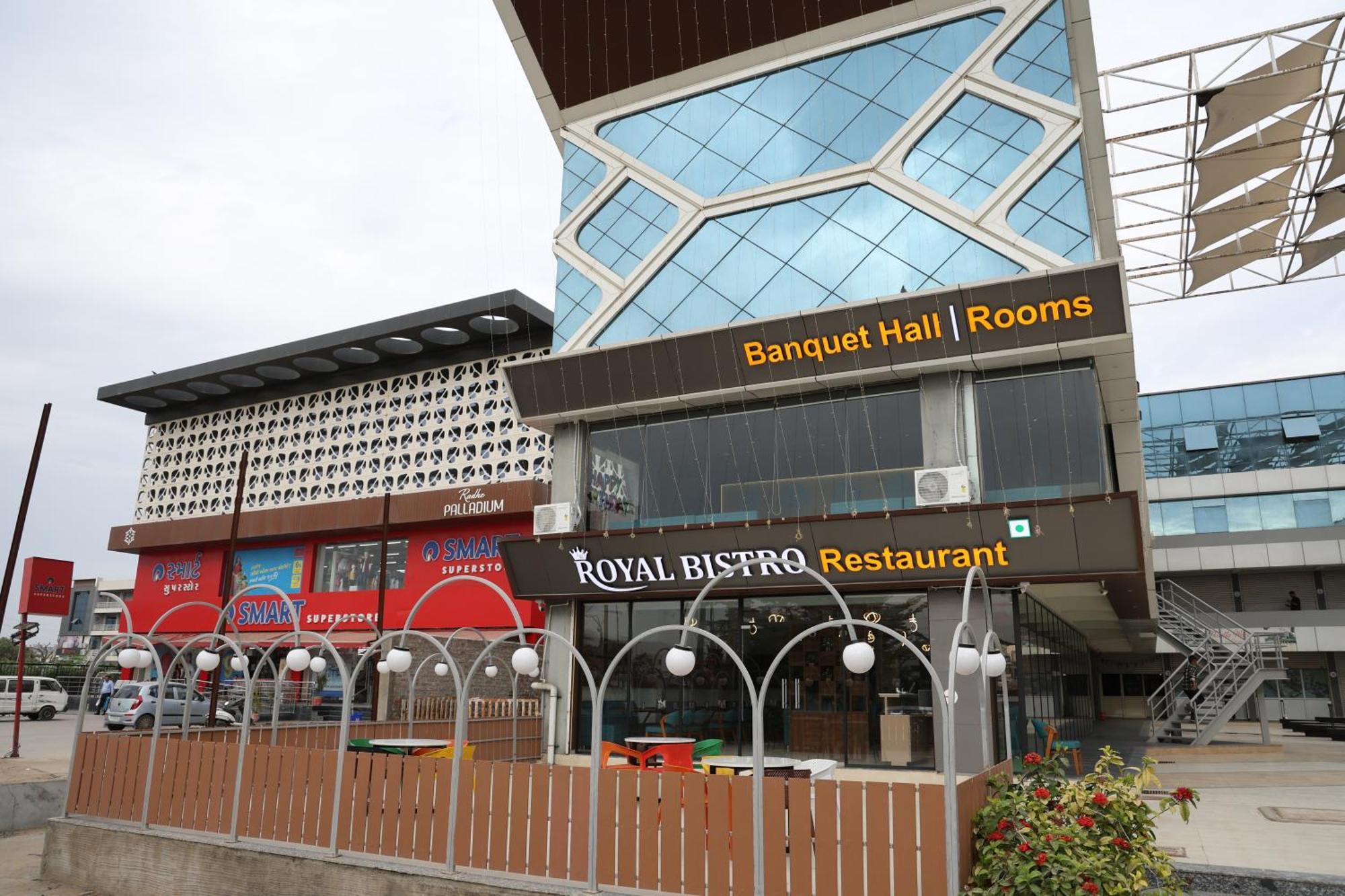 Hotel Royal Bistro Mahesana Exterior foto