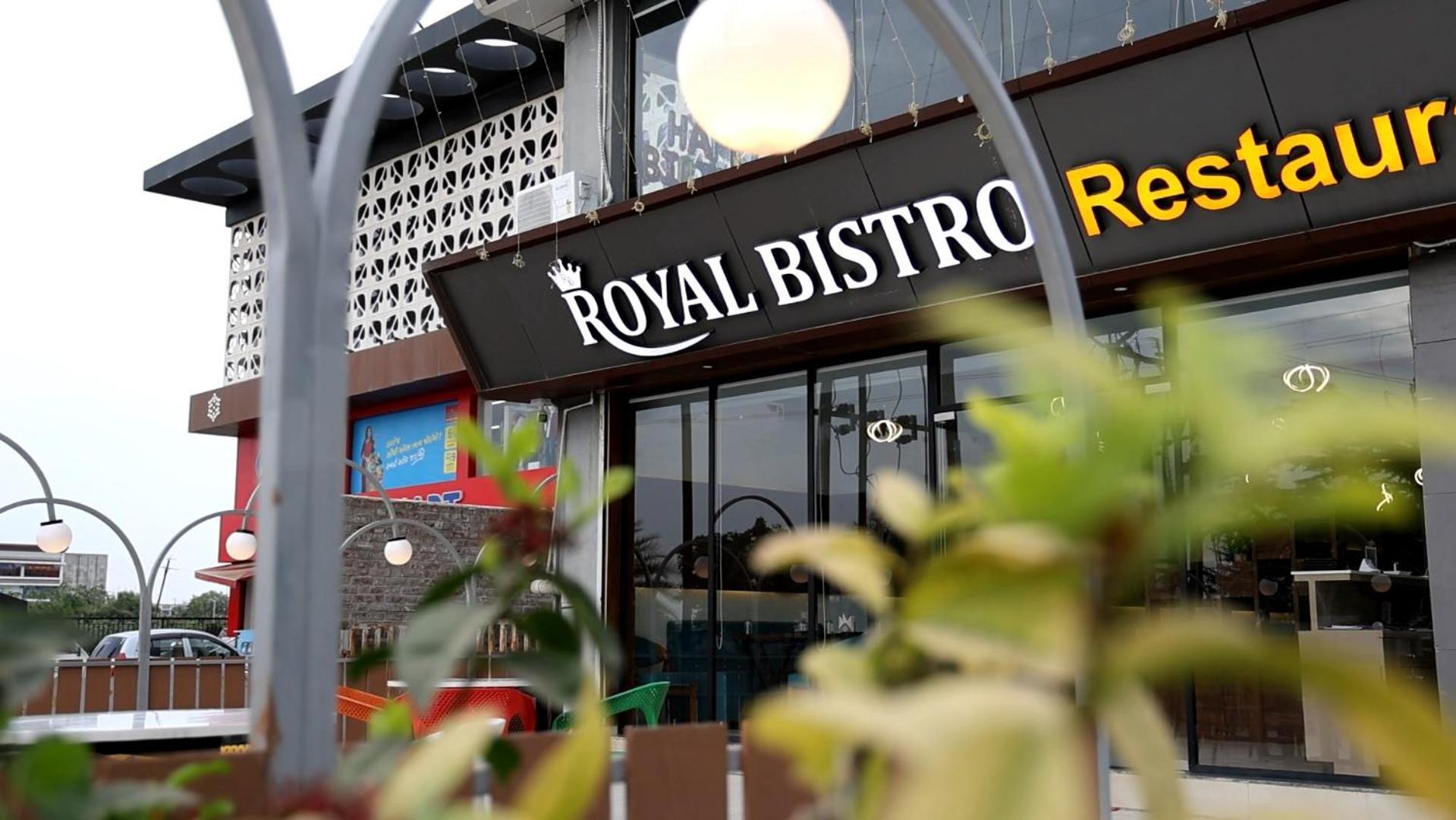 Hotel Royal Bistro Mahesana Exterior foto